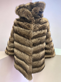 Poncho in Pelliccia Naturale con Cappuccio — Vintage Luxury
