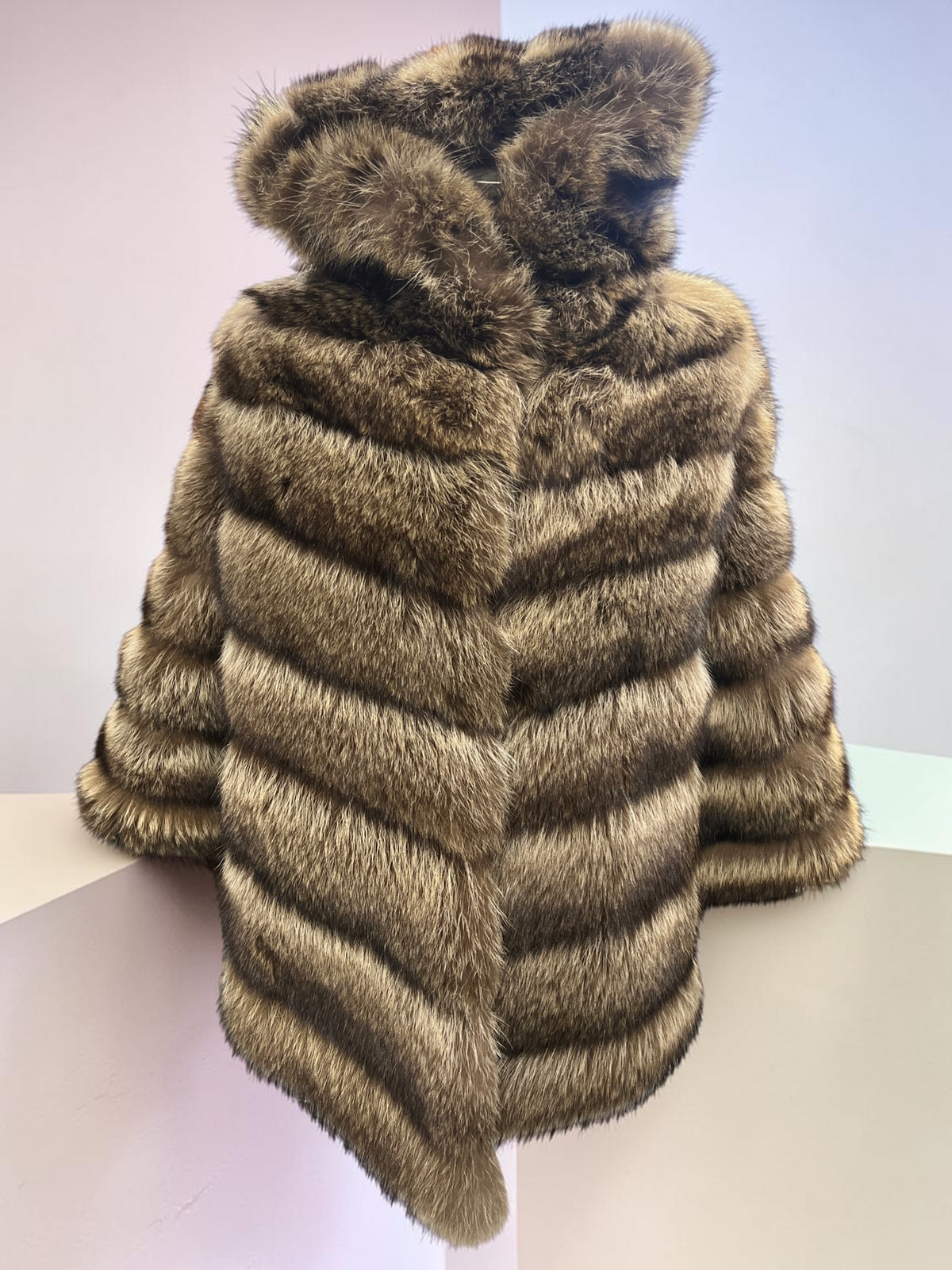 Poncho in Pelliccia Naturale con Cappuccio — Vintage Luxury