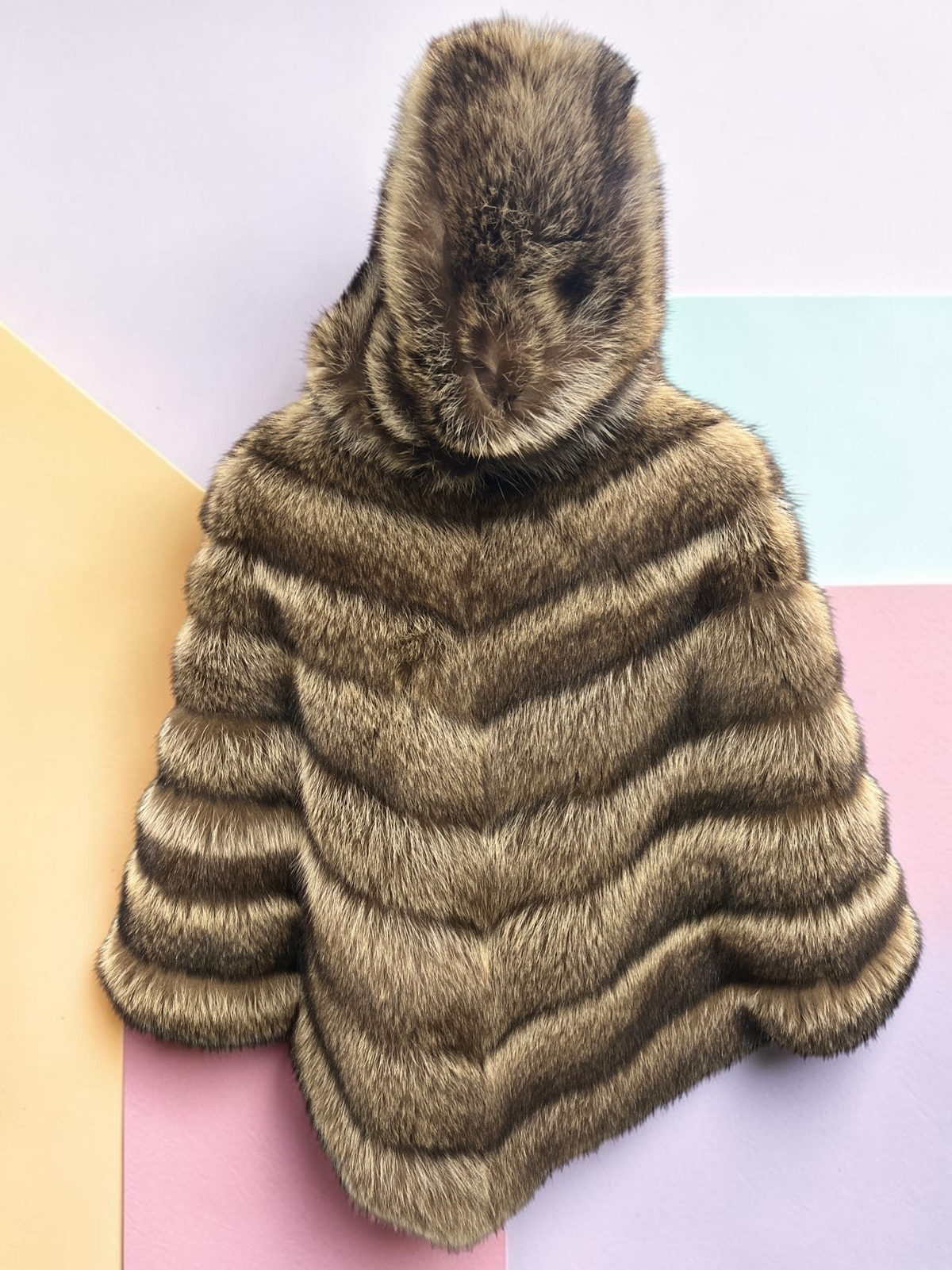 Poncho in Pelliccia Naturale con Cappuccio — Vintage Luxury
