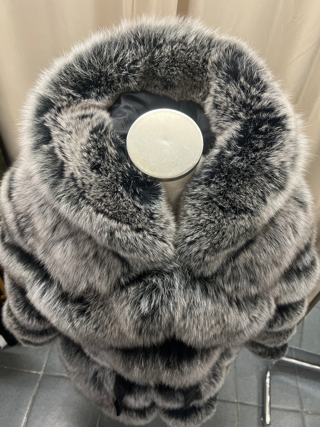 Cappotto Grezell Vault in pregiata pelliccia di volpe silver fox con cappuccio e design a fasce orizzontali
