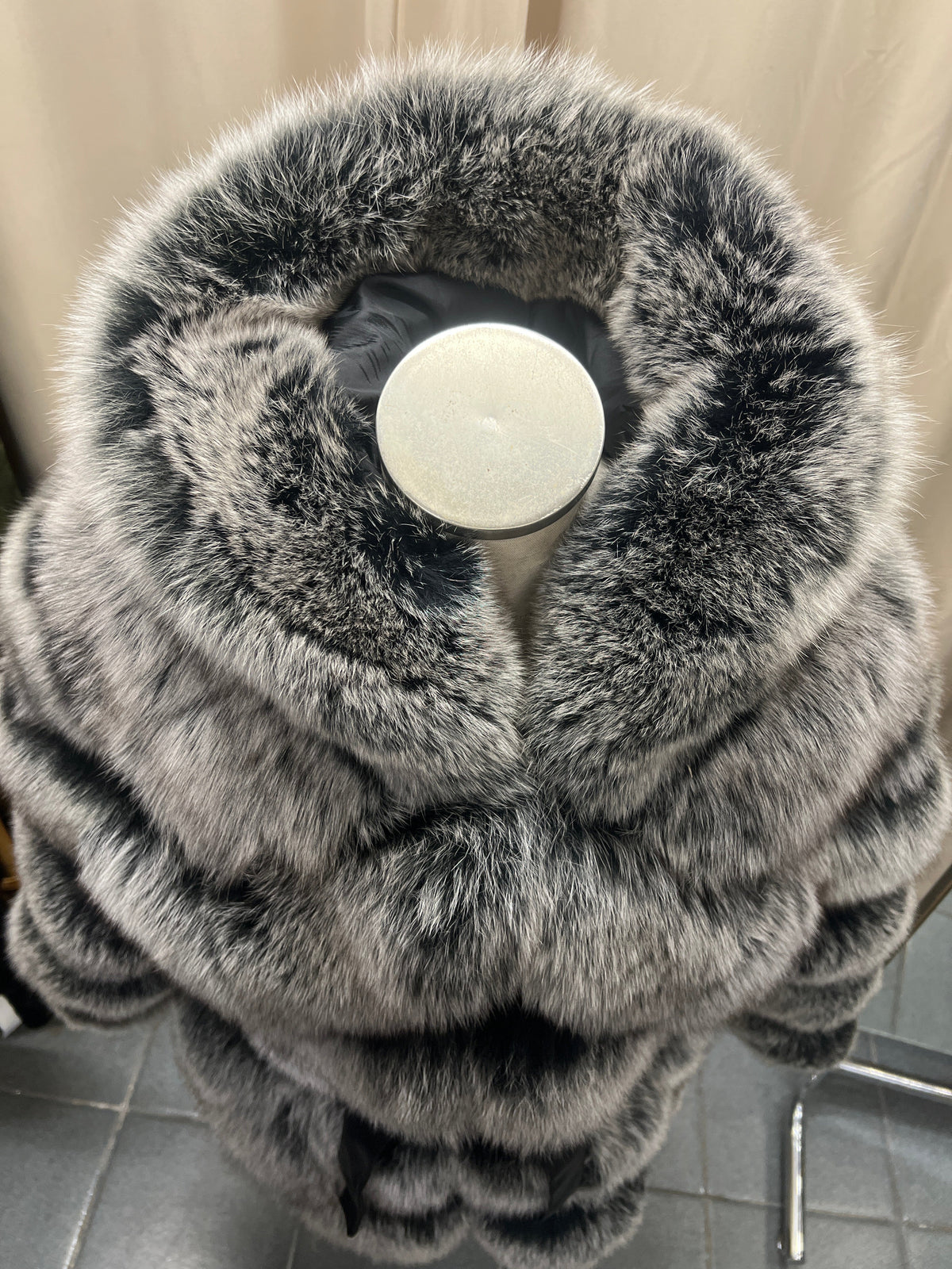 Cappotto Grezell Vault in pregiata pelliccia di volpe silver fox con cappuccio e design a fasce orizzontali