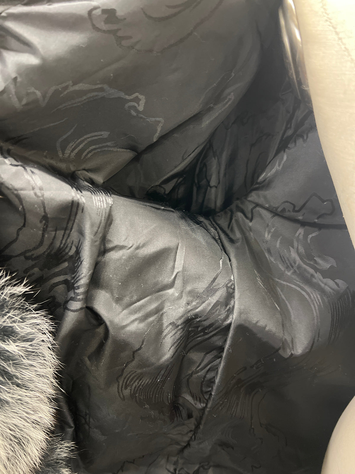 Doublure en satin noir jacquard avec motif floral damassé à l'intérieur du manteau en fourrure Grezell Vault