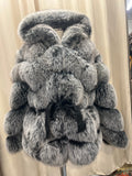 Manteau Grezell Vault en fourrure de renard argenté à bandes horizontales avec capuche et ceinture en ruban noir