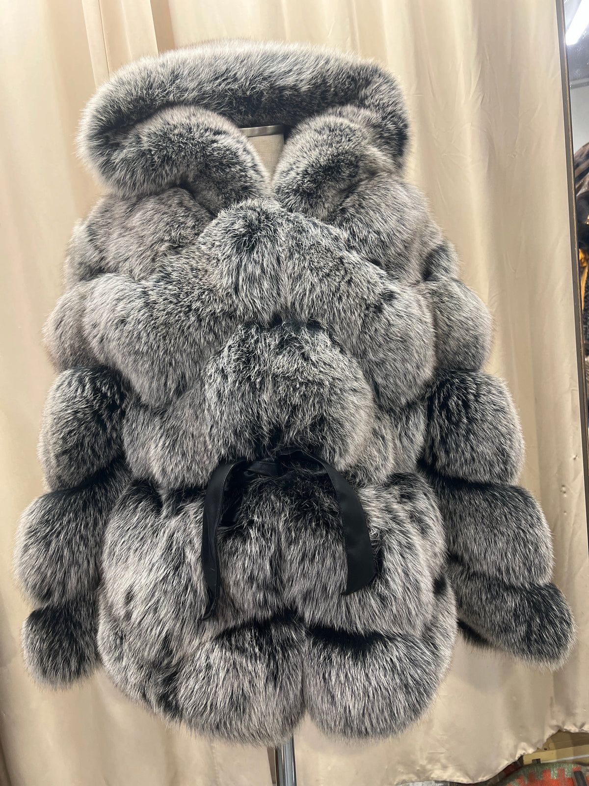 Manteau Grezell Vault en fourrure de renard argenté à bandes horizontales avec capuche et ceinture en ruban noir