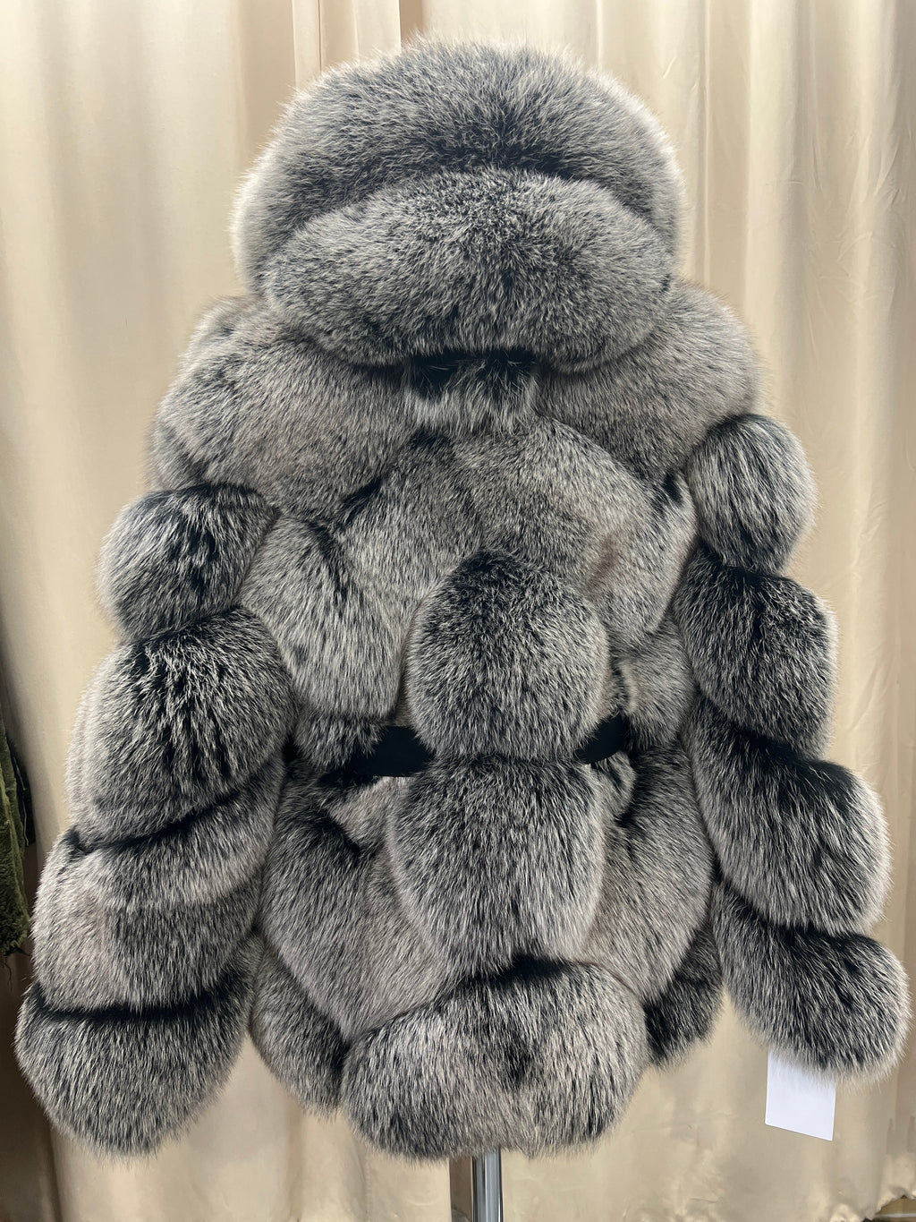 Manteau Grezell Vault en fourrure de renard argenté à bandes horizontales avec capuche volumineuse et ceinture noire