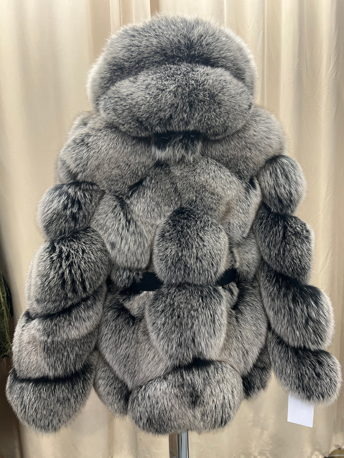 Manteau Grezell Vault en fourrure de renard argenté à bandes horizontales avec capuche volumineuse et ceinture noire