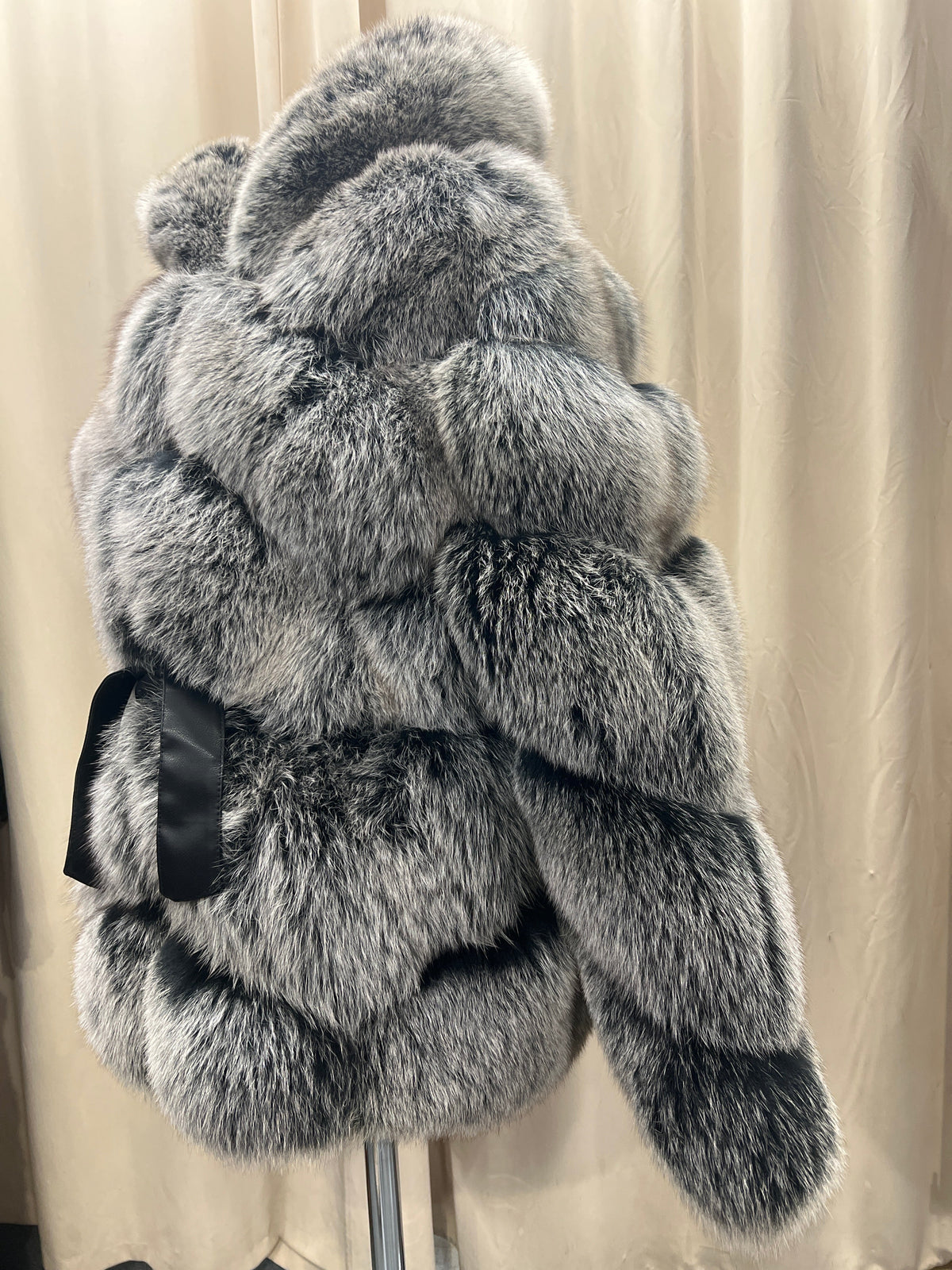 Manteau Grezell Vault en fourrure de renard argenté à bandes horizontales avec capuche et ceinture en ruban noir