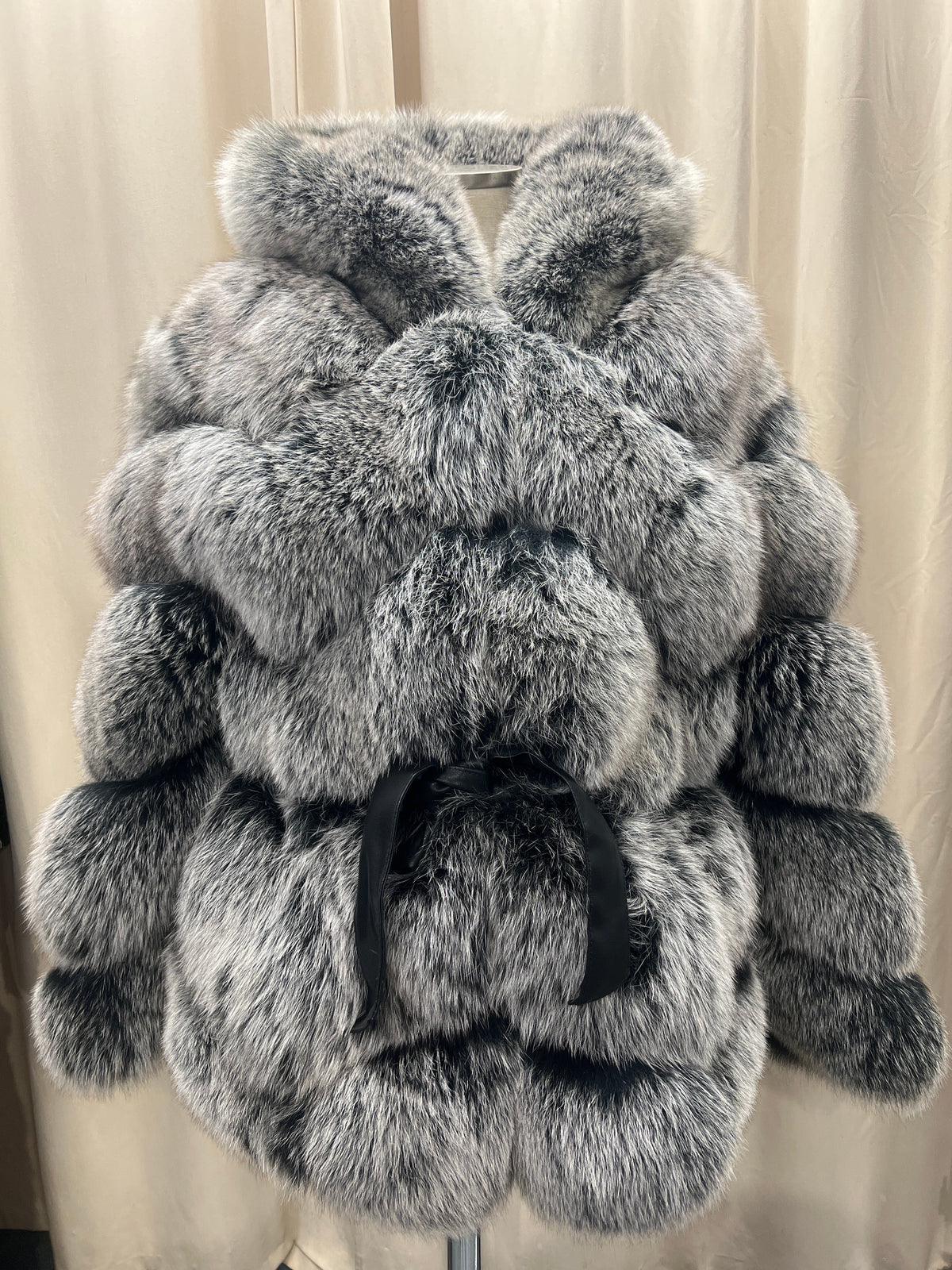 Manteau Grezell Vault en fourrure de renard argenté à bandes horizontales avec capuche et ceinture en ruban noir