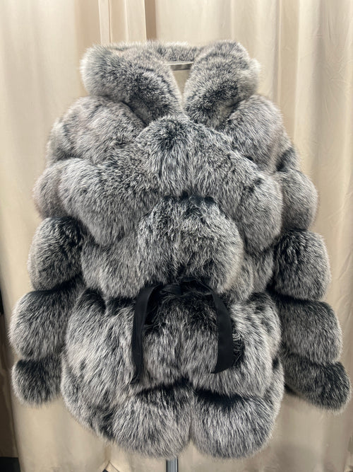 Manteau Grezell Vault en fourrure de renard argenté à bandes horizontales avec capuche et ceinture en ruban noir