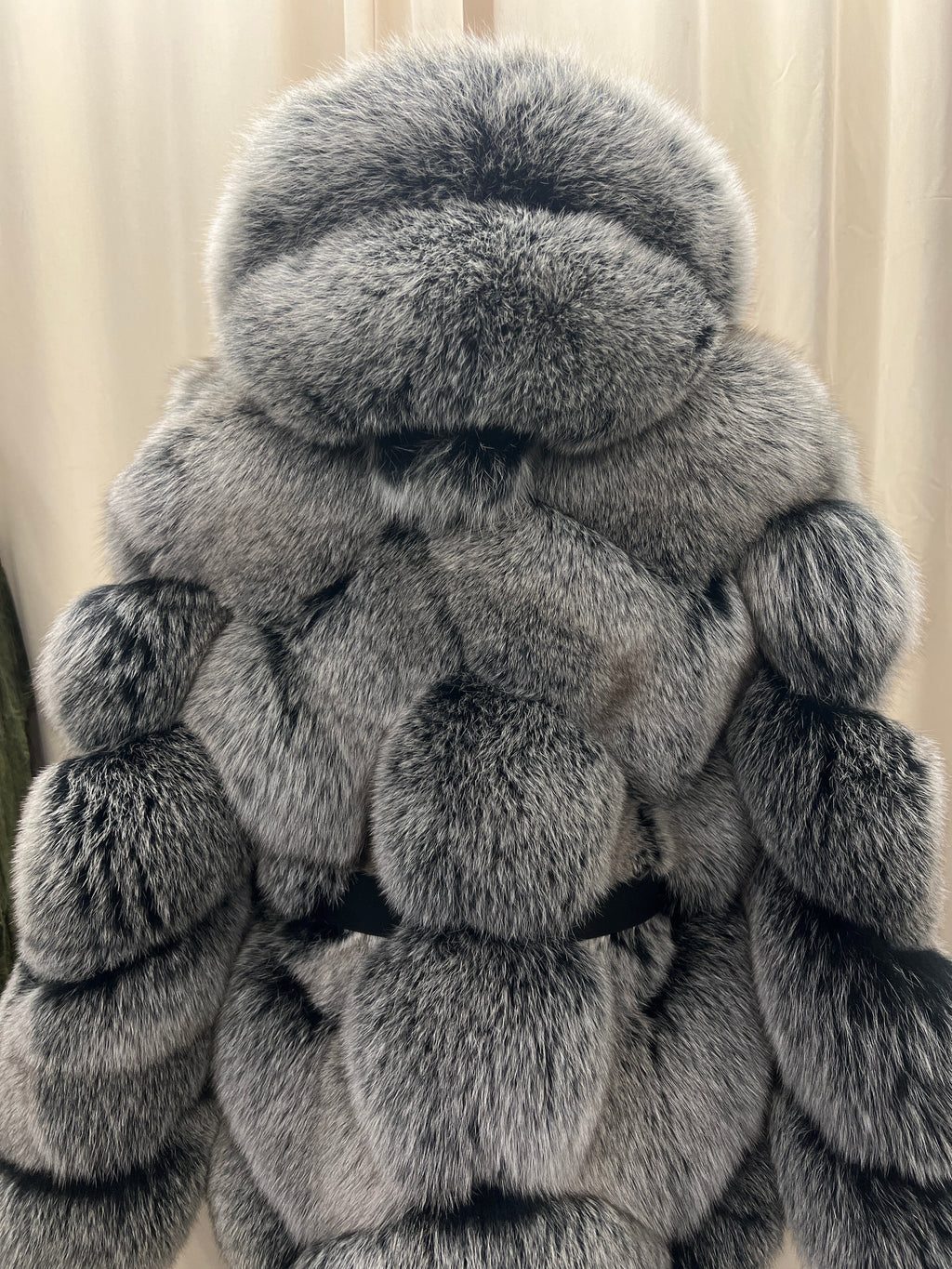 Manteau Grezell Vault en fourrure de renard argenté à bandes horizontales avec capuche volumineuse et ceinture noire