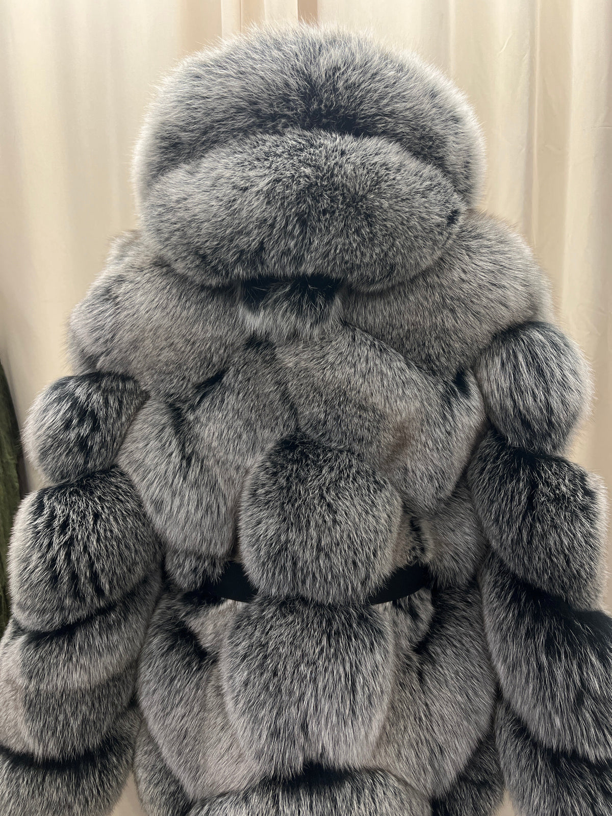 Manteau Grezell Vault en fourrure de renard argenté à bandes horizontales avec capuche volumineuse et ceinture noire